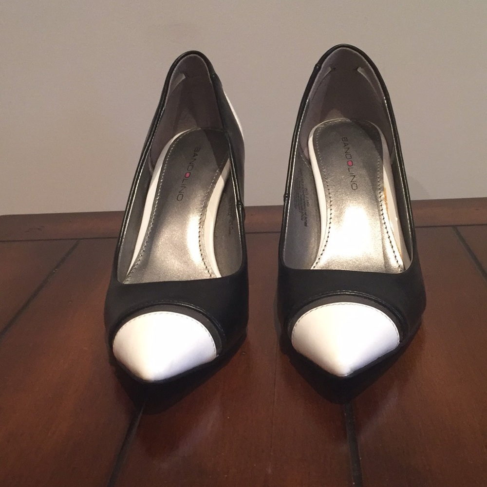 NWOT Striking Black & White Bandolino Size 5 Pumps